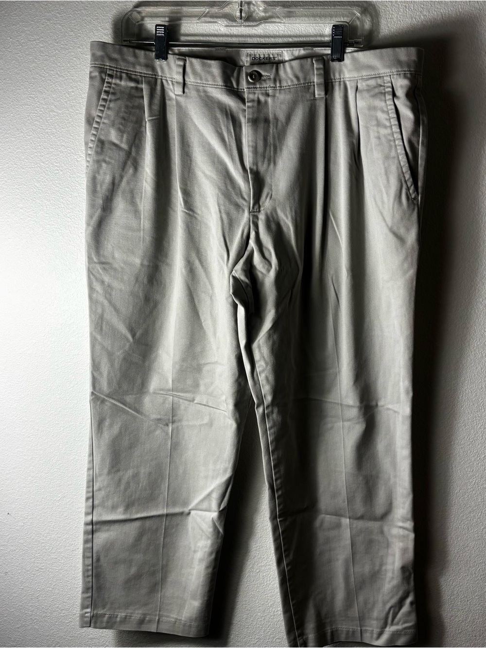 Dockers Men's Classic Fit Pleated Khaki Pants W38 L29